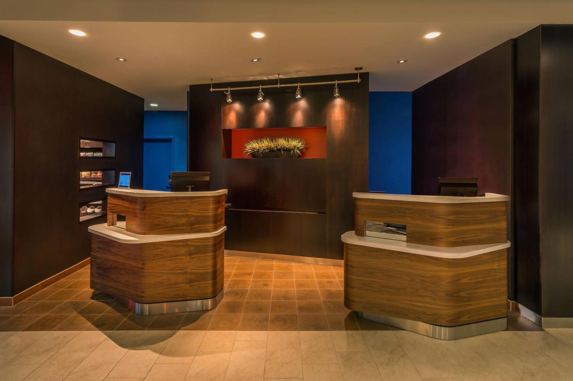 Courtyard By Marriott Downtown/riverfront Hotel