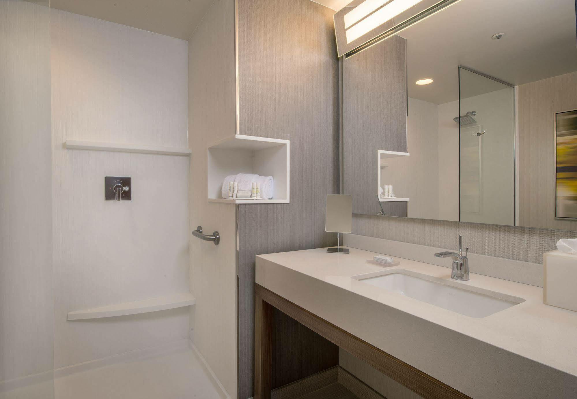 Courtyard By Marriott Downtown/riverfront